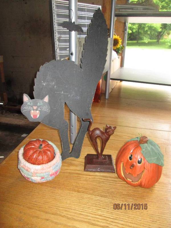Lot of miscellaneous Halloween deco...