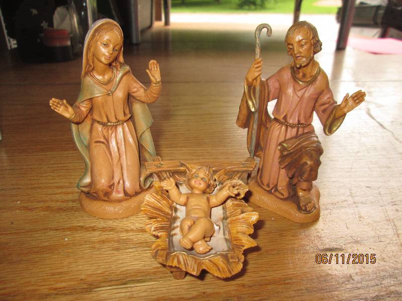 Small nativity scene. Larger pieces...