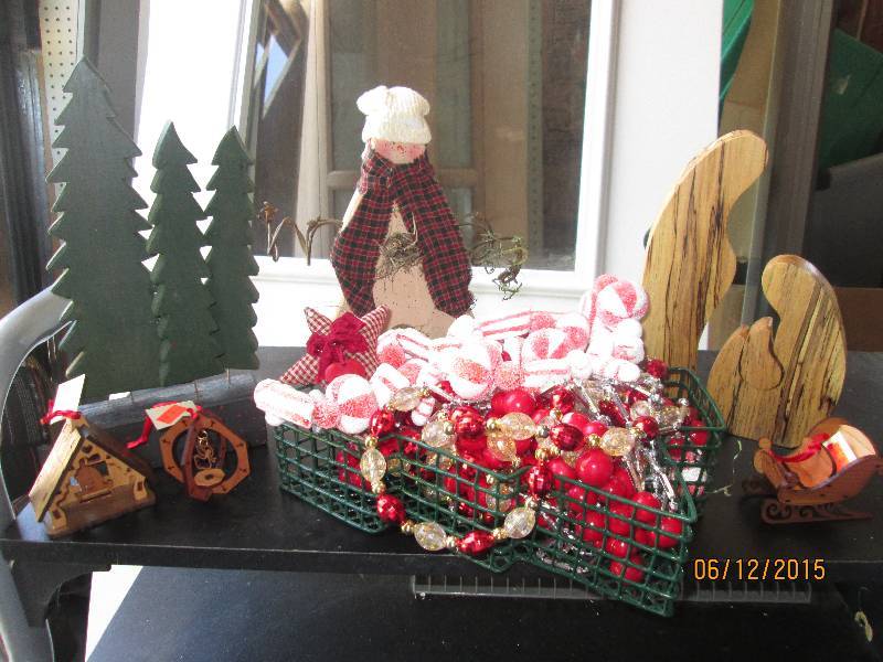 Small lot of Christmas decorations ...
