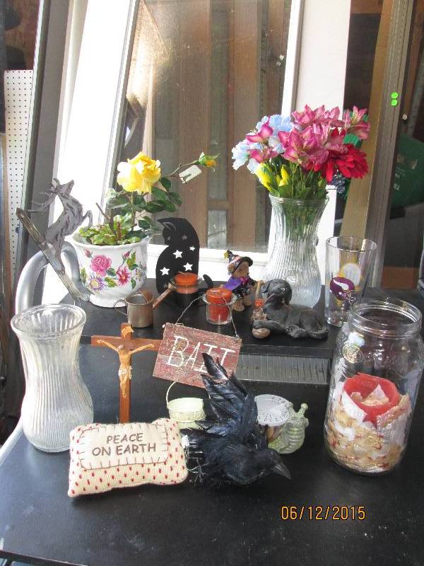 Lot of miscellaneous household deco...