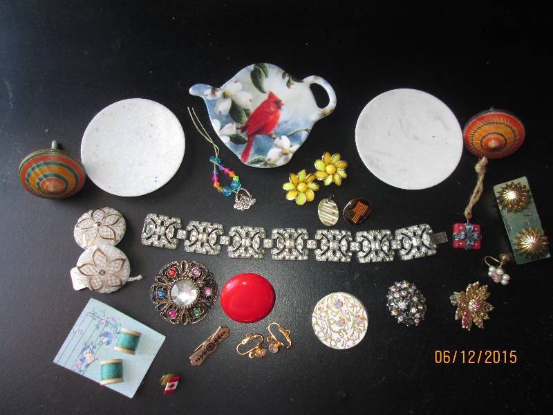 Lot of vintage jewelry. Brooches, p...