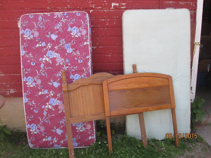 Twin size bed set. Indcludes headbo...