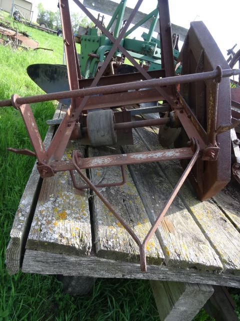 Ford 28 buck saw. 3 point hook up.
