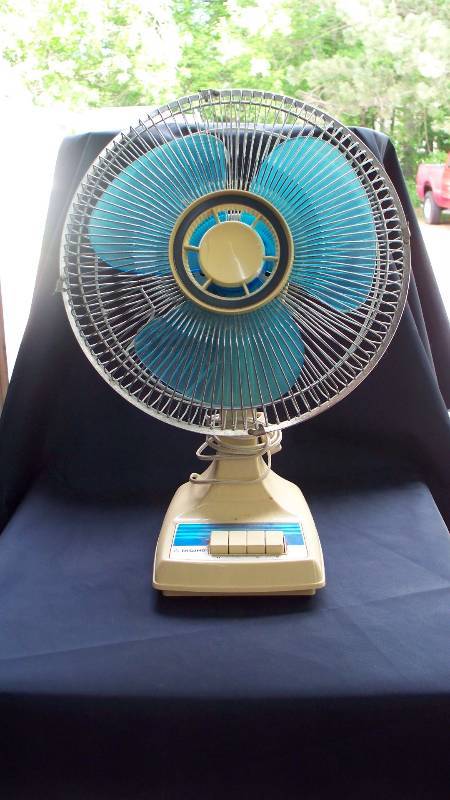 lot 29 image: Fan