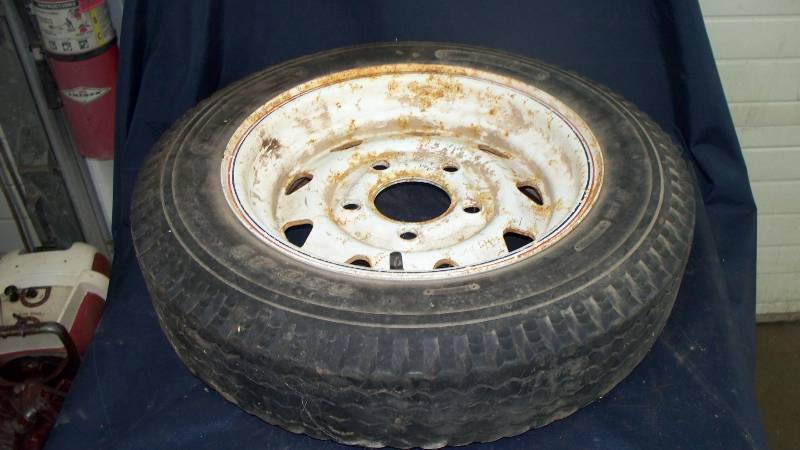 lot 64 image: Trailer Tire
