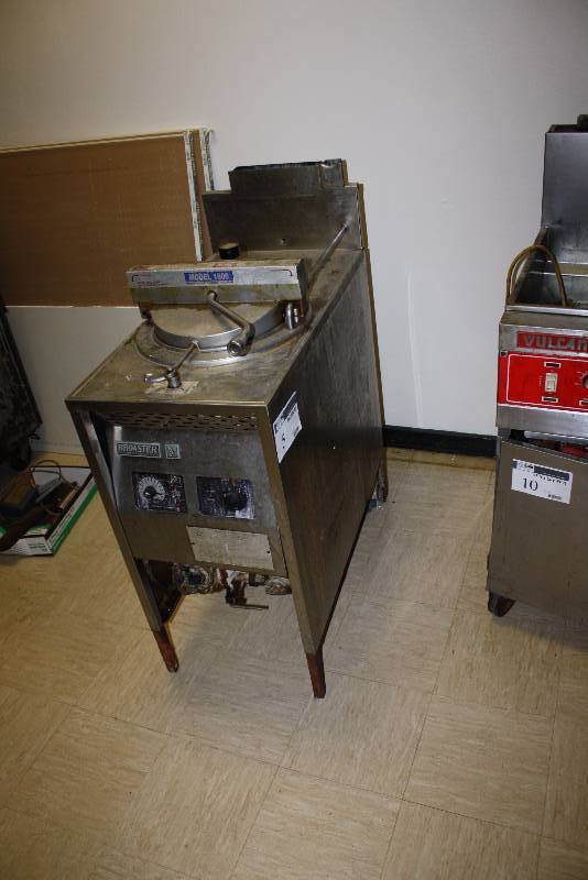 lot 5 image: Broaster Chicken Broaster Model 1800G wWheels Stainless Steel Pressure Gauge w Closing Top 18 x 34 x 45.