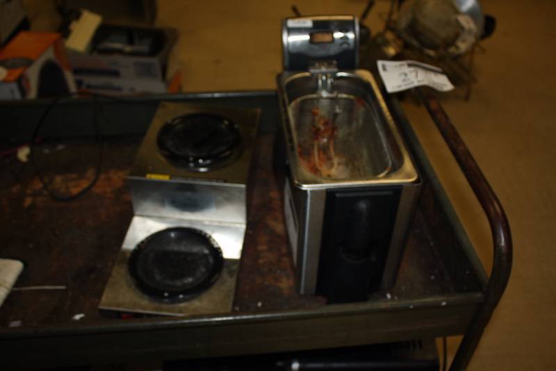 lot 26 image: Lot of (2) Including DeLonghi D14527DZ Dual Zone Deep Fryer Bunn WL2 Black Coffee Decanter Warmer.