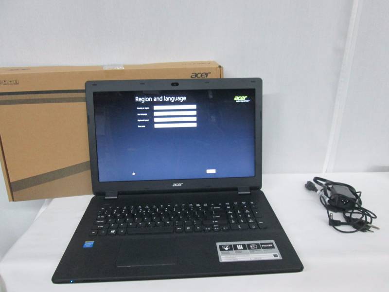lot 13 image: Acer Aspire 17.3 4GB Windows 8.1 Laptop  Black