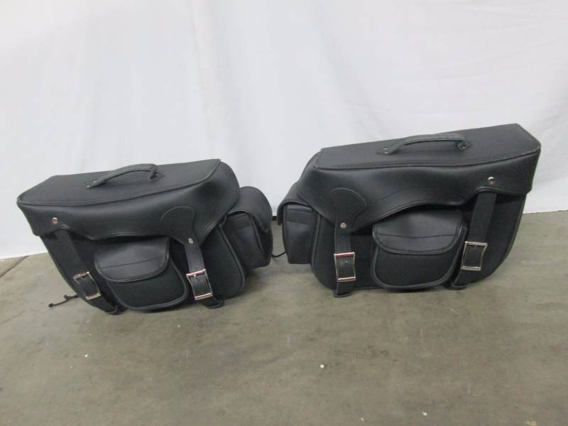 lot 38 image: Milwaukee Leather Throw-Over Saddlebag