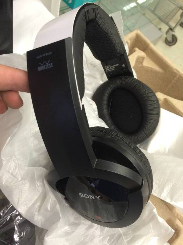 lot 6 image: new sony wireless headphones for tv