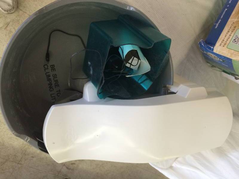 lot 82 image: PetSafe Simply Clean Continuous-Clean Litter Box retail $129