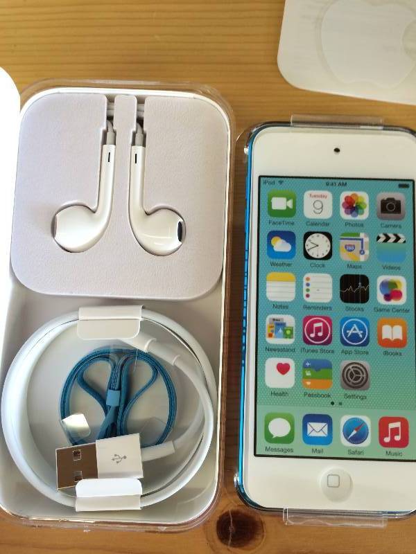 lot 98 image: Brand New 32 gig apple ipod touch 7th gen