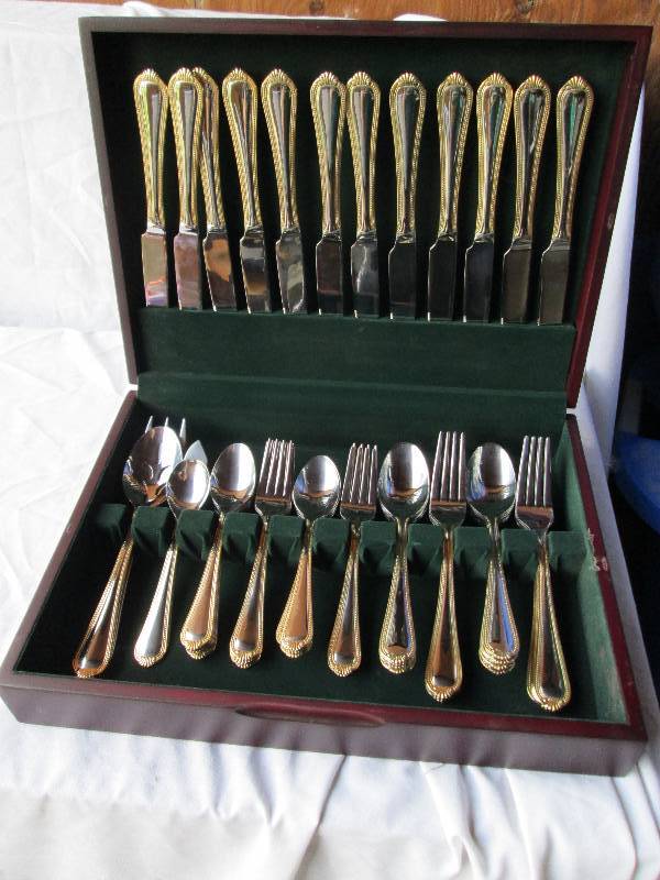 Very nice tableware set in a case...