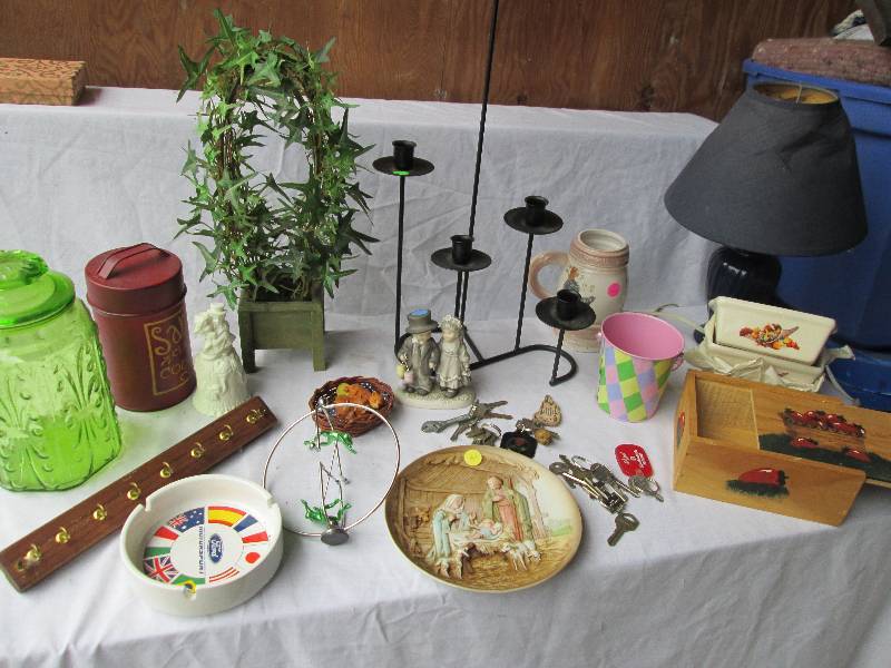 Lot of decorative household items...