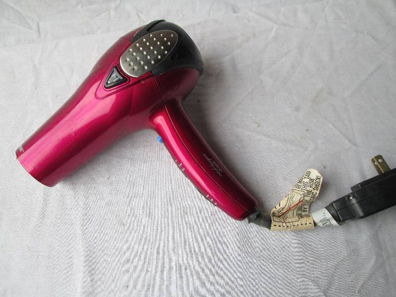 Hair dryer with retractible cord...