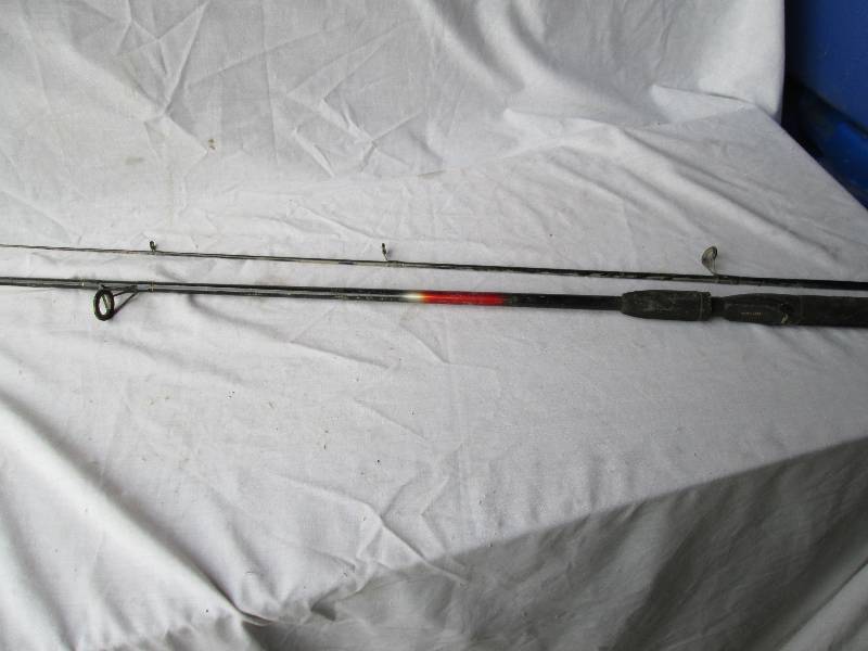 Fishing rod, breaks down in center ...