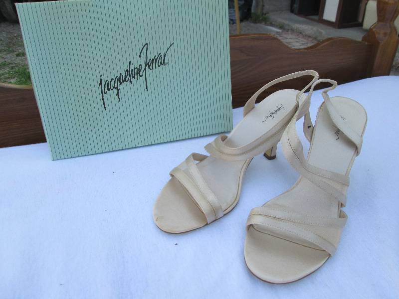 Jacqueline Ferrar size 9M sandals...