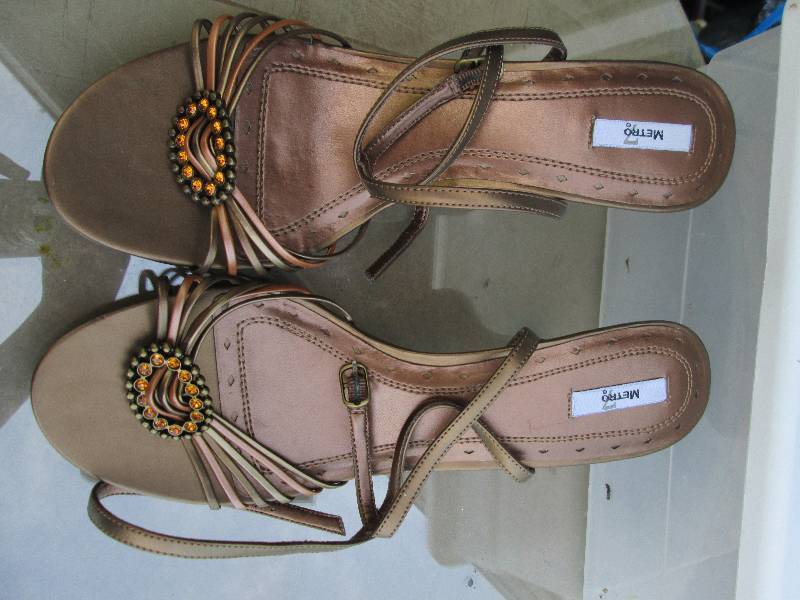 Metro7    9 12 size sandals...