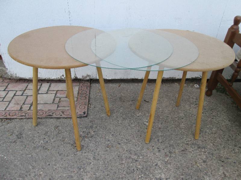 2 round tables with glass tops, 23 ...