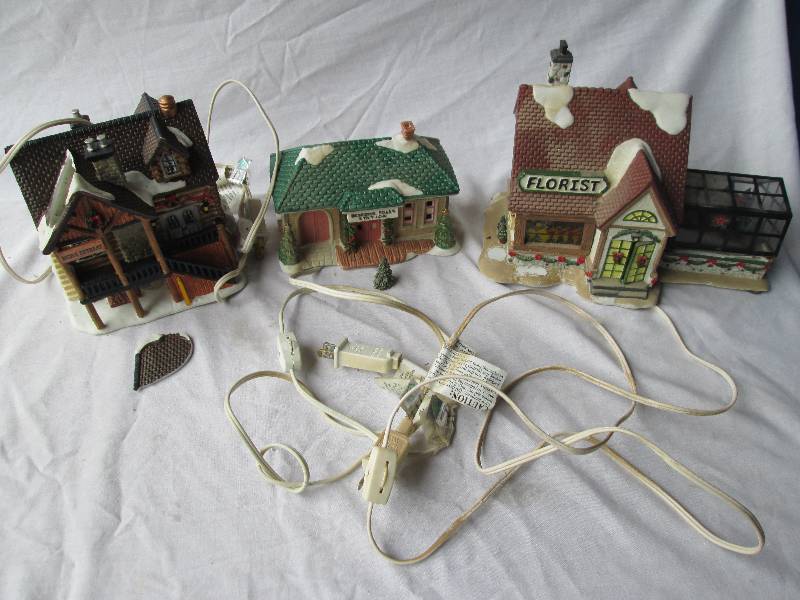 Lot of 3 ceramic decorations, one h...