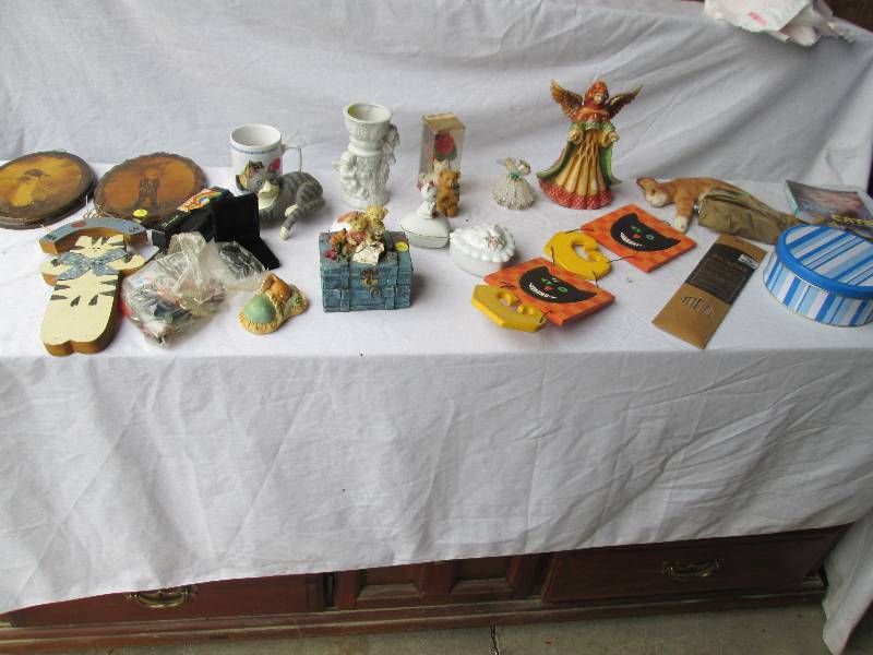 Lot of assorted dcor, see all pho...