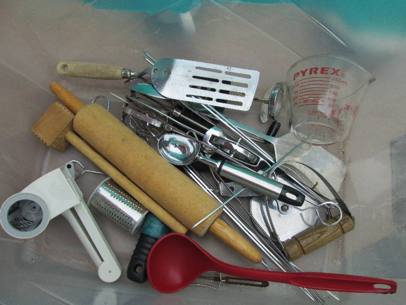 Lot of kitchen utinsels by Pampered...