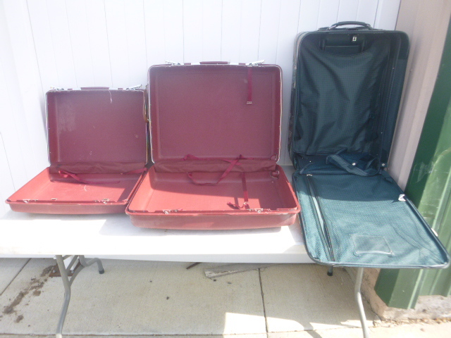 lot 8 image: 3 Suit Cases