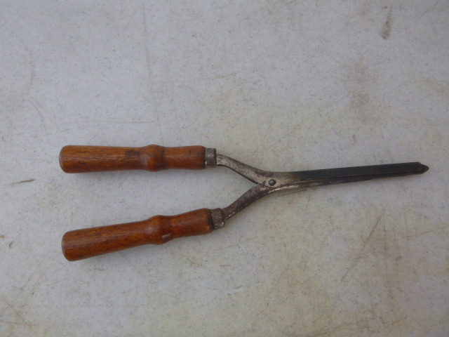 lot 21 image: Vintage Curling Iron