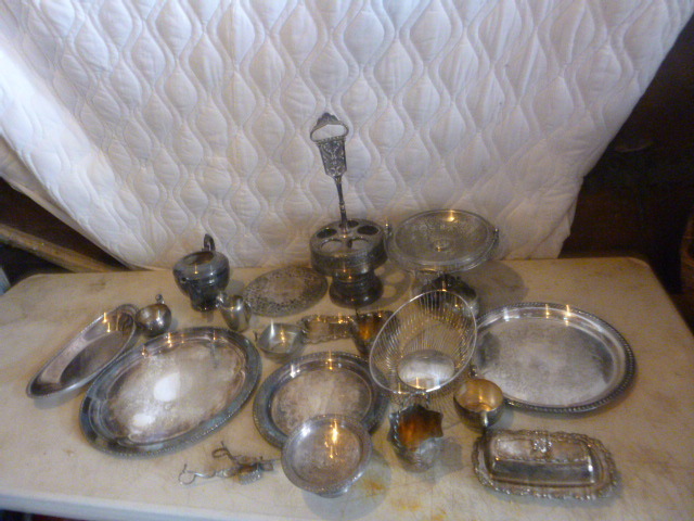 lot 23 image: Miscellaneous Serving Items