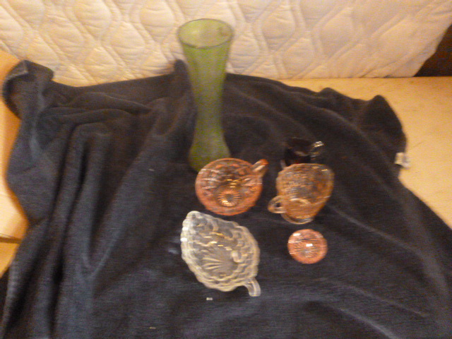lot 32 image: Miscellaneous Glassware