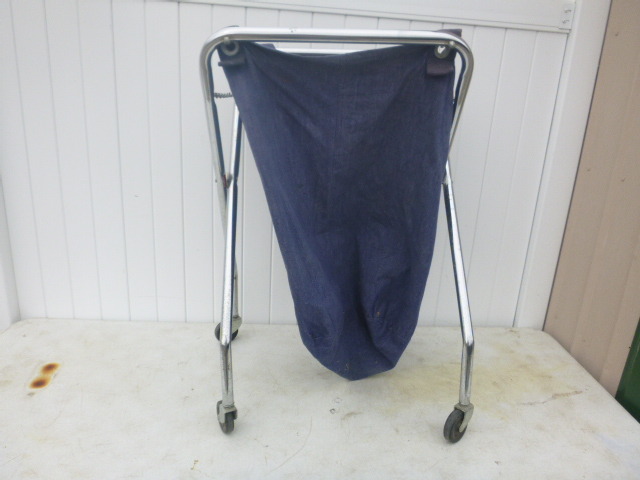 lot 40 image: Large Laundry Bag