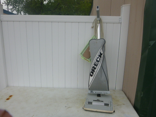 lot 43 image: Oreck XL Vacuum