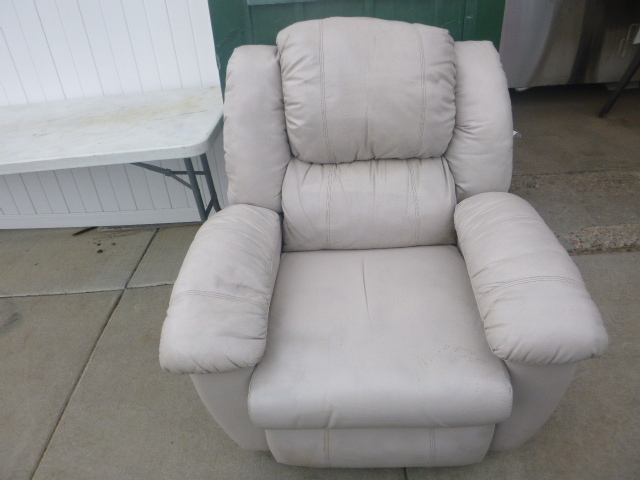 lot 44 image: Reclining Chair