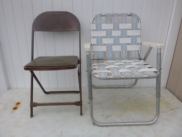 lot 52 image: 2 Folding Chairs