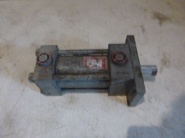 lot 57 image: Miller Hydraulic Cylinder