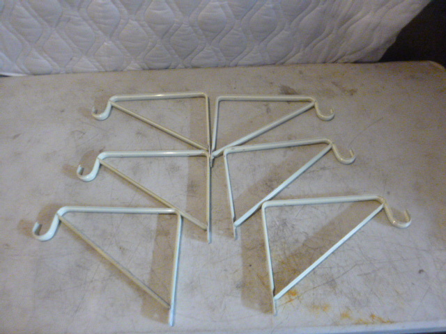 lot 64 image: 6 Shelf Brackets with Rod Holders