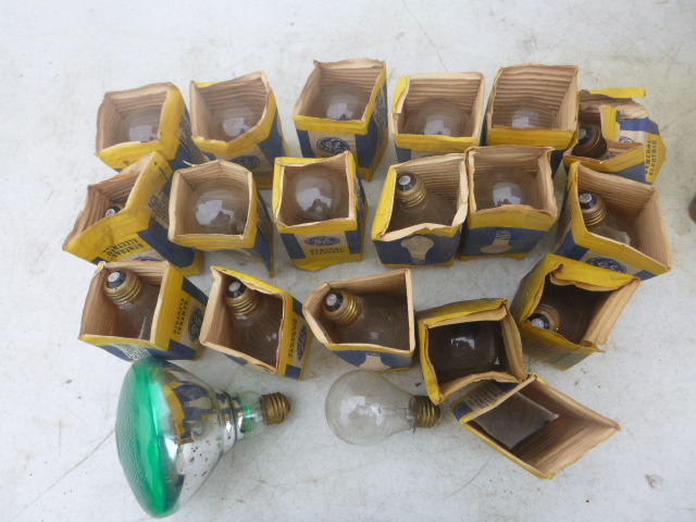 lot 76 image: Miscellaneous Light Bulbs