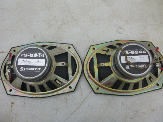 lot 91 image: 2 Pioneer Car Speakers