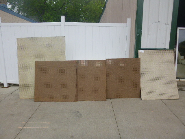 lot 102 image: 5 Miscellaneous Pieces Peg Board