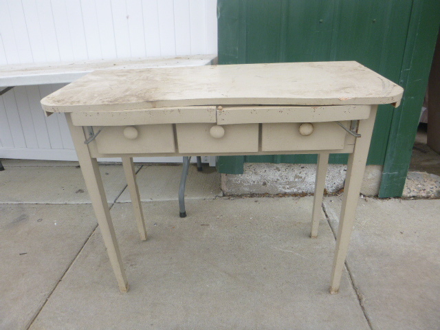 lot 108 image: Vintage Table
