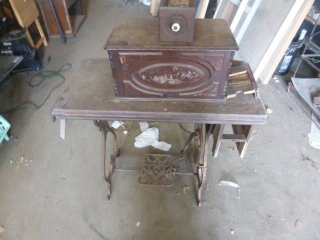lot 124 image: Vintage Sewing Machine