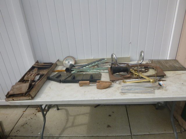 lot 128 image: Miscellaneous Grates