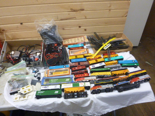 lot 149 image: Lot of H.O. Train Items