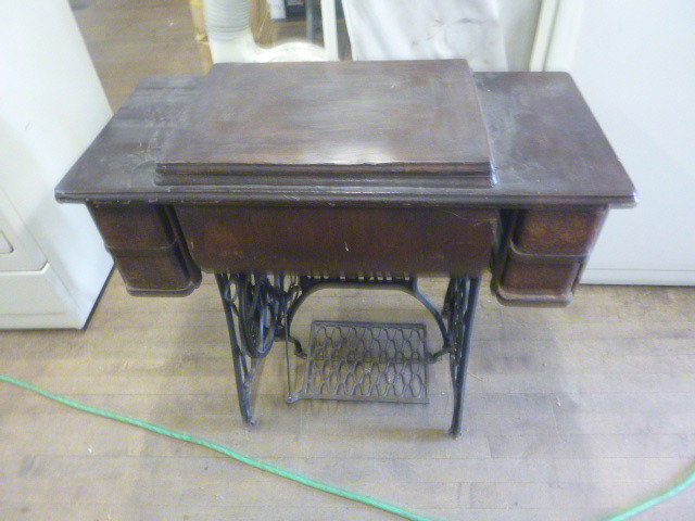 lot 200 image: Singer Sewing Machine