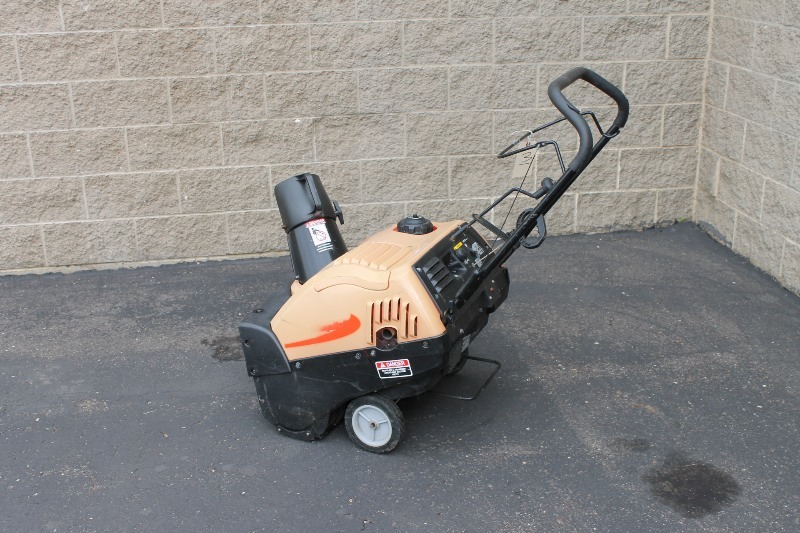 lot 3 image: Snow Thrower, 4-cycle