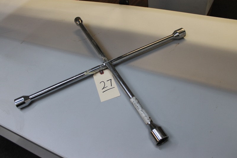 lot 27 image: BOBCAT lug wrench