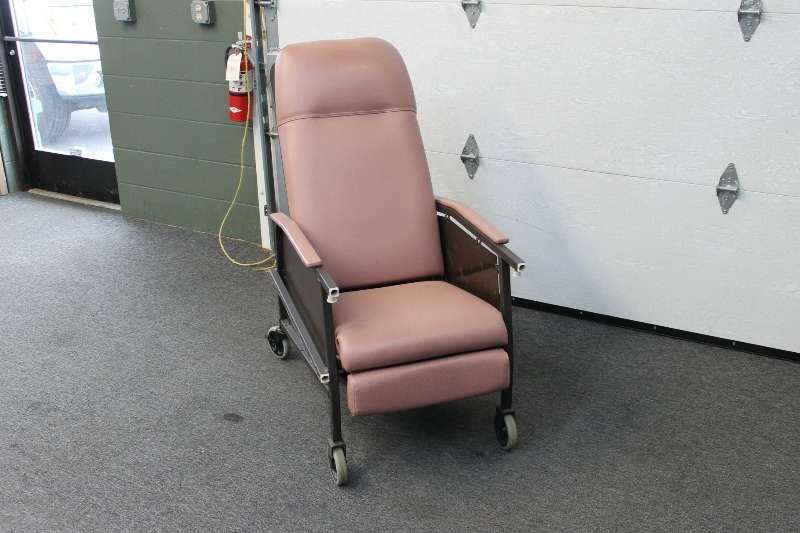 lot 44 image: 3-Position Recliner