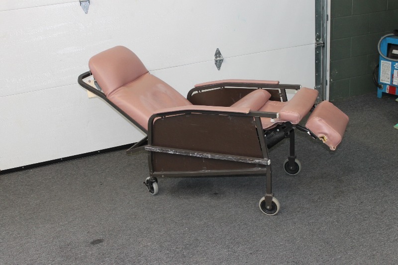 lot 45 image: 3-Position Recliner