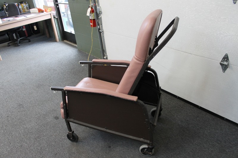 lot 43 image: 3-Position Recliner