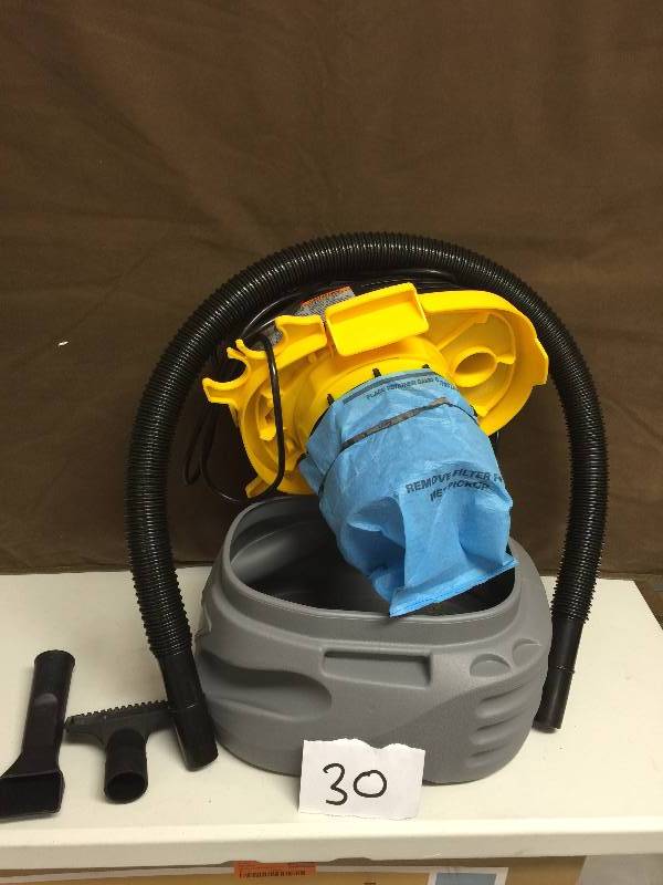 lot 30 image: Stinger 2.5 Gal  WetDry VAC